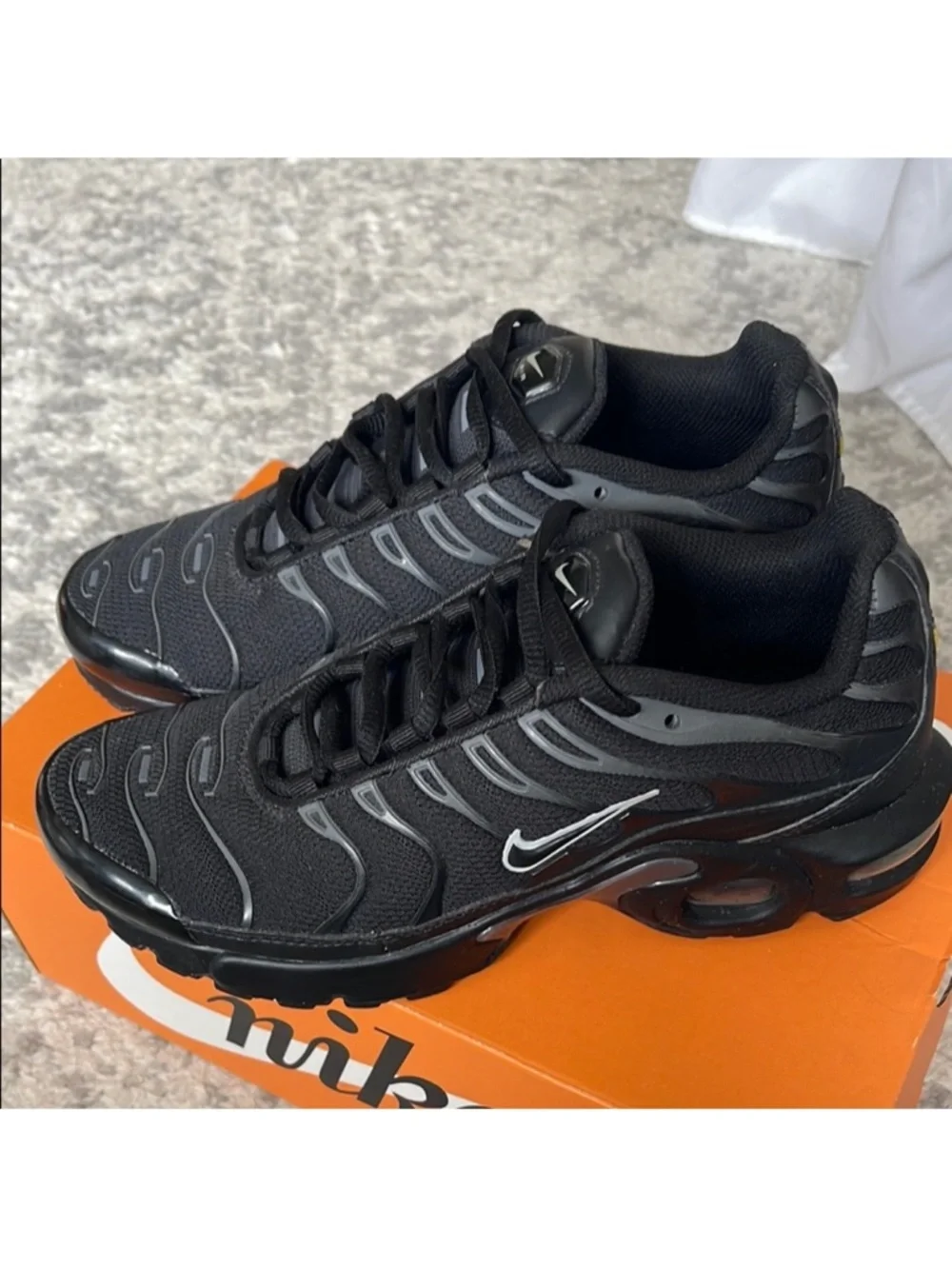 Nike Women's Black and Grey Sneakers - Picture 4 of 6